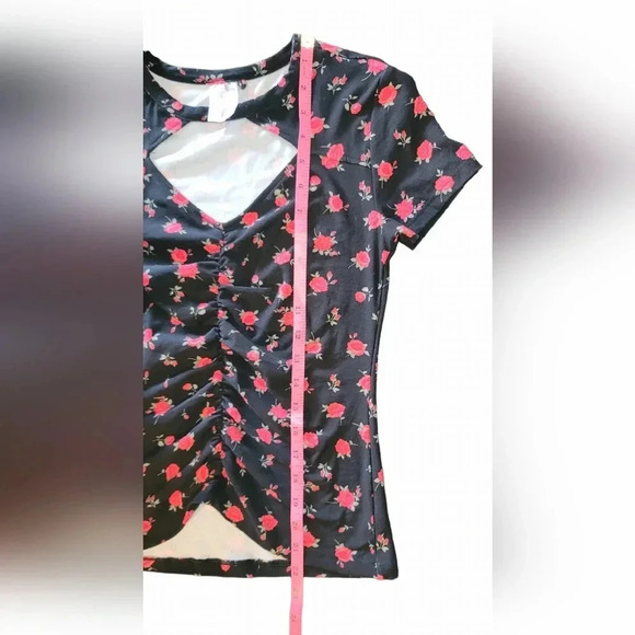 No Boundaries Cut Out V-Neck T-Shirt - Picture 4 of 6